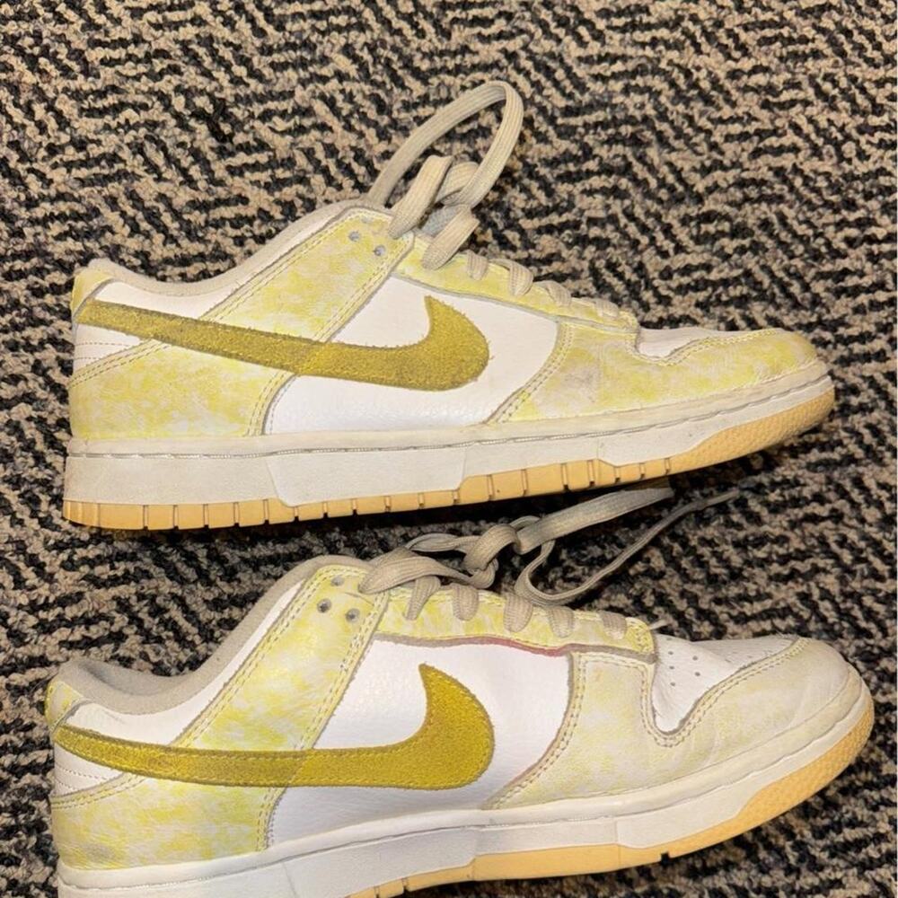 Nike low white and yellow dunks
